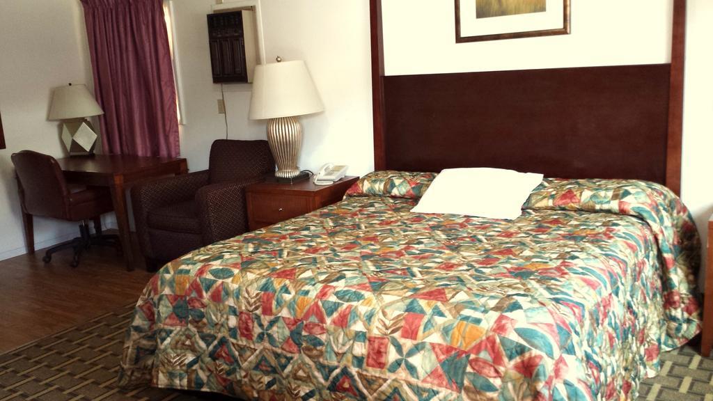 Executive Inn & Suites Lakeview Room photo